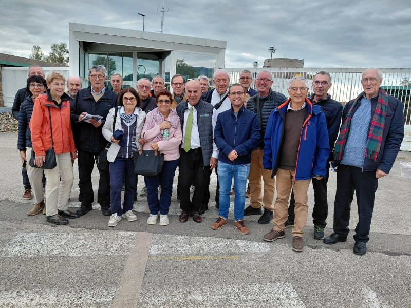 le groupe des visiteurs devant l'entrée du site de Creys-Malville